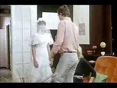 Sentado en la parte superior del rubias maduras tetonas cuerpo de la correa de una chica rubia joven.