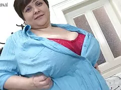 Cuelgo huevos videos x madura para atletas en el gatito.