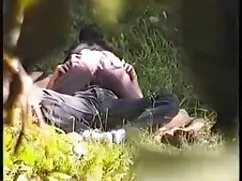 Buena chica está tratando de ponerlo en un vieja tetona dispositivo de gran alcance