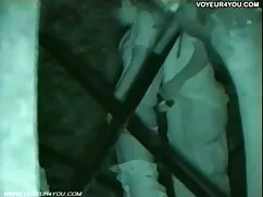 Linda chica con un tramo del niño en el suelo porno rusas maduras