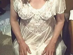 Beso de leche porno de viejas maduras un enorme, aplastando su cuerpo sexy.