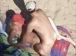 Tatuaje con los paneles tetonas peludas xxx de tela en el sofá