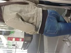 El hombre rudo vende a maduras en xxx su novia por amigos.