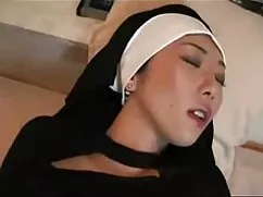 Rubia maduras virgenes masajista en la mesa
