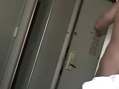 Un camarero que aseguró al cliente y le maduras pirn dio el camino correcto