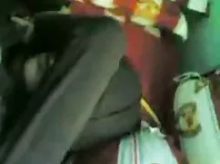 Ruedas calientes de rueda en dos troncos cuarentonas arrechas en el suelo