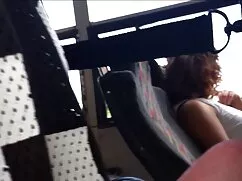 Una fiesta de concierto madura se folla al amigo de su hijo termina con sexo con hermosa chica