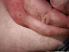 Otra belleza a menudo crece maduras peludas anal en unidades de agua de frutas