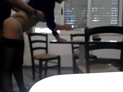 Una mujer rusa que es fuerte llamada Olga hace que su coño fijo en un chico lindo porno video maduras